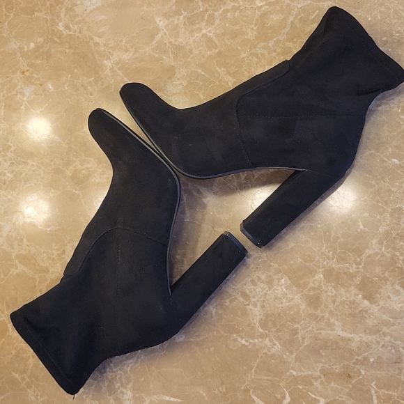 Steve Madden Shoes - Steve Madden black faux suede block heel ankle booties, Sz 7.